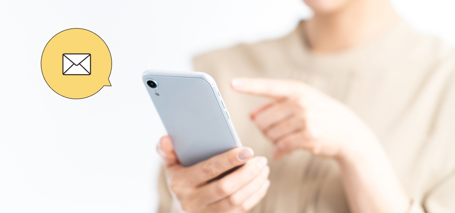 携帯を触っている女性