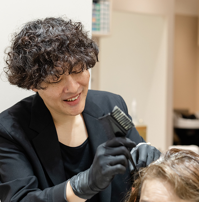 ヘアカラーしている男性