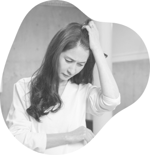 悩んでいる女性