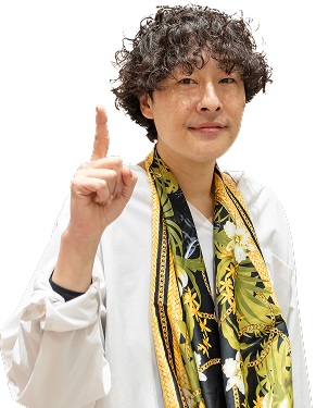 ハサミとクシを持っている女性