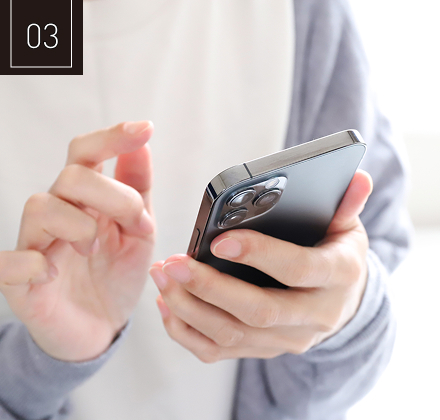 携帯を触っている