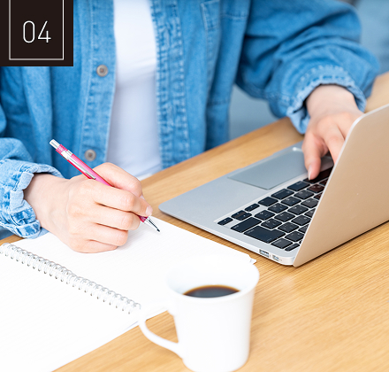 パソコンを触っている手元