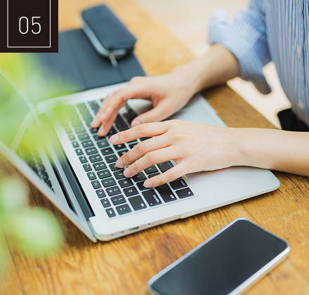 パソコンを触っている手元