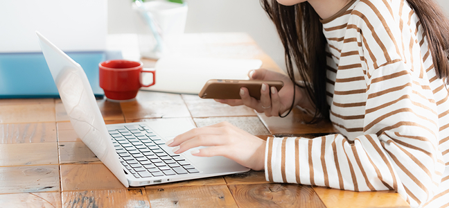 パソコンを叩いている女性