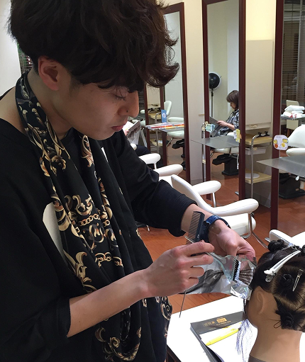 ヘアカラー中の代表加邉