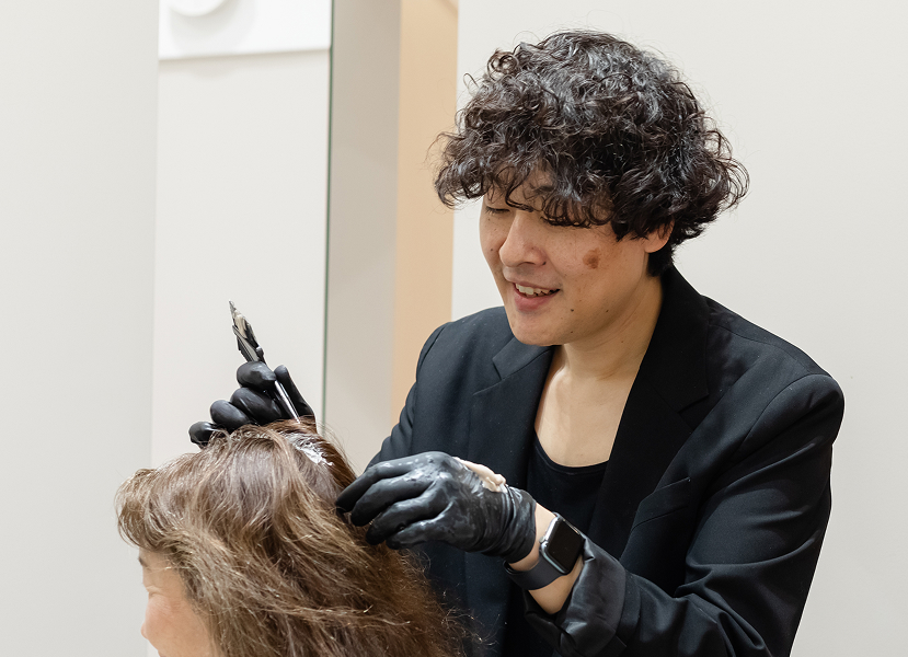 美容室で髪を乾かしている美容師