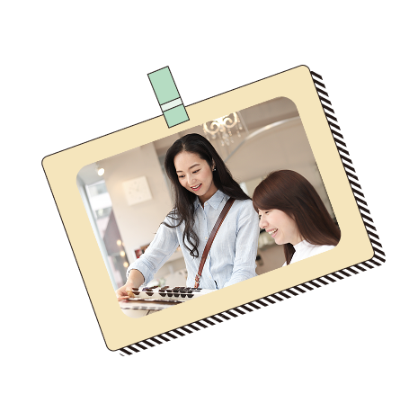 ヘアカラー選定中の女性