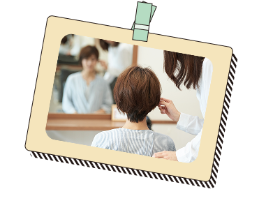 ショートカットの女性後ろ姿